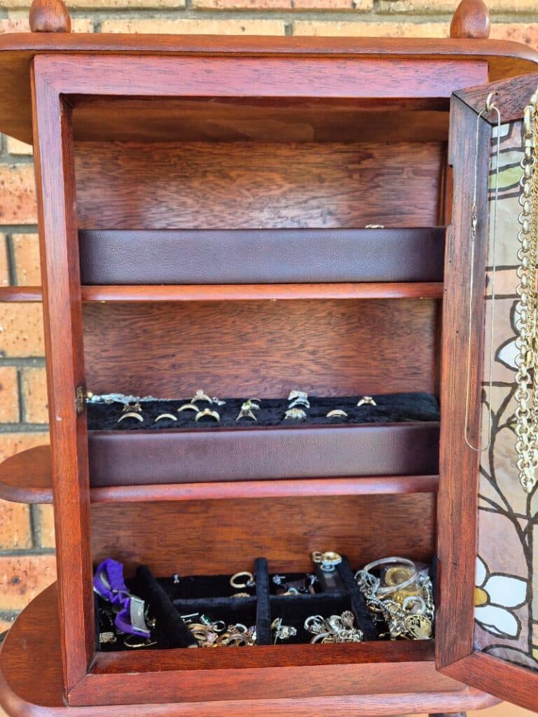 Showing all inside storage for jewellery. 