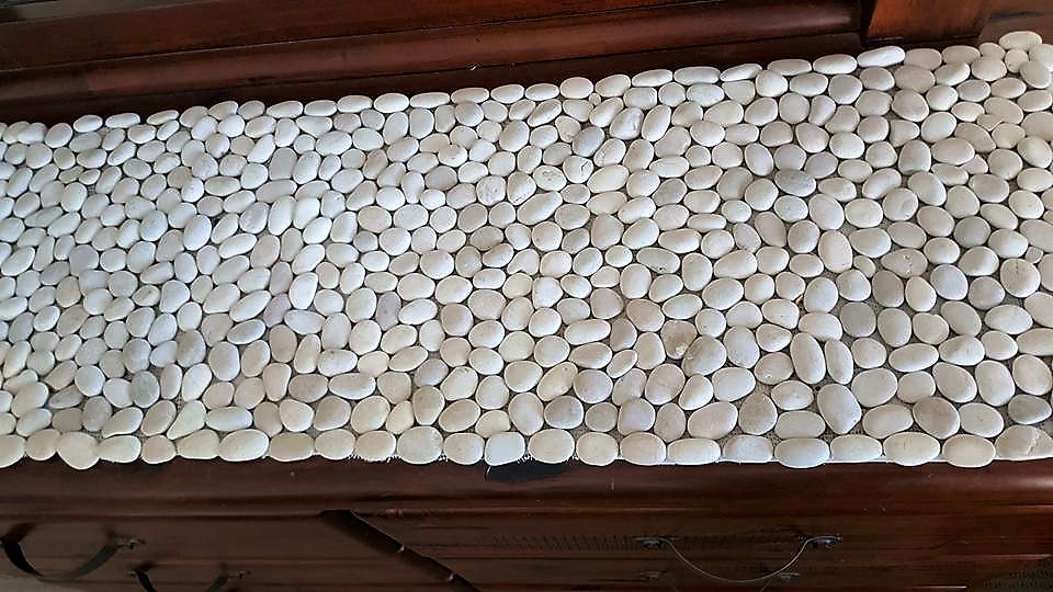 How to make a stone/pebble table runner