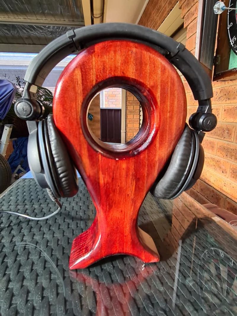 DIY headphone stand