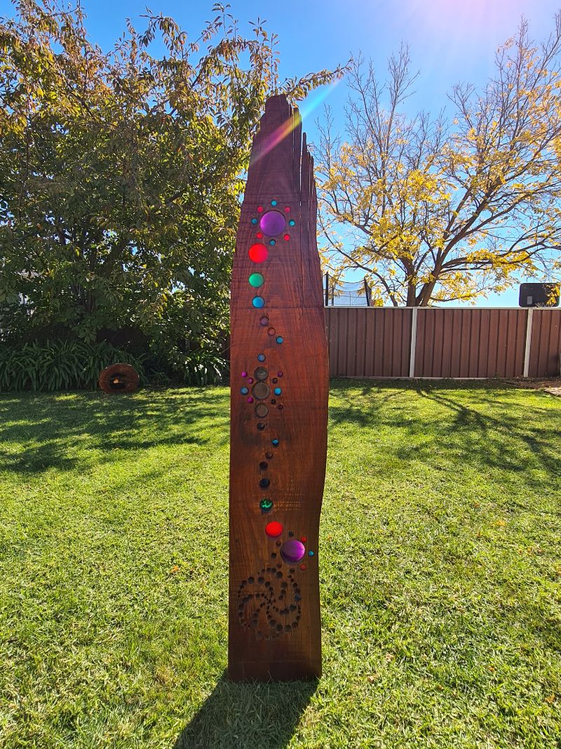 DIY wooden suncatcher with coloured epoxy resin, for great garden decor.
