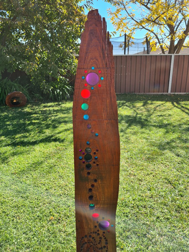 DIY wooden suncatcher with coloured epoxy resin, for great garden decor.