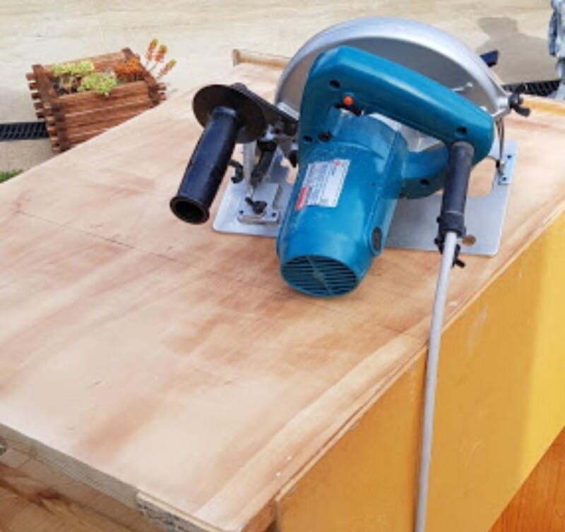 Cutting the desk to size with circular saw