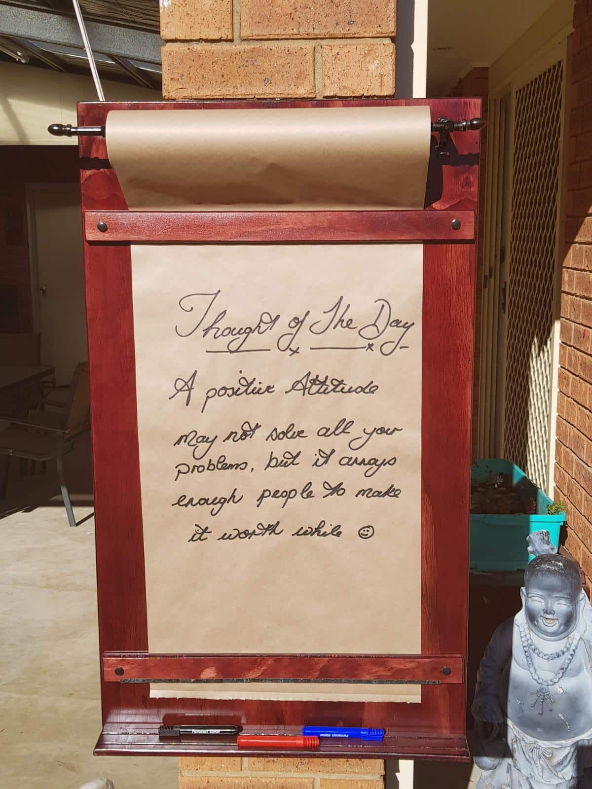 DIY wall-mounted kraft paper message board finished and hung on wall