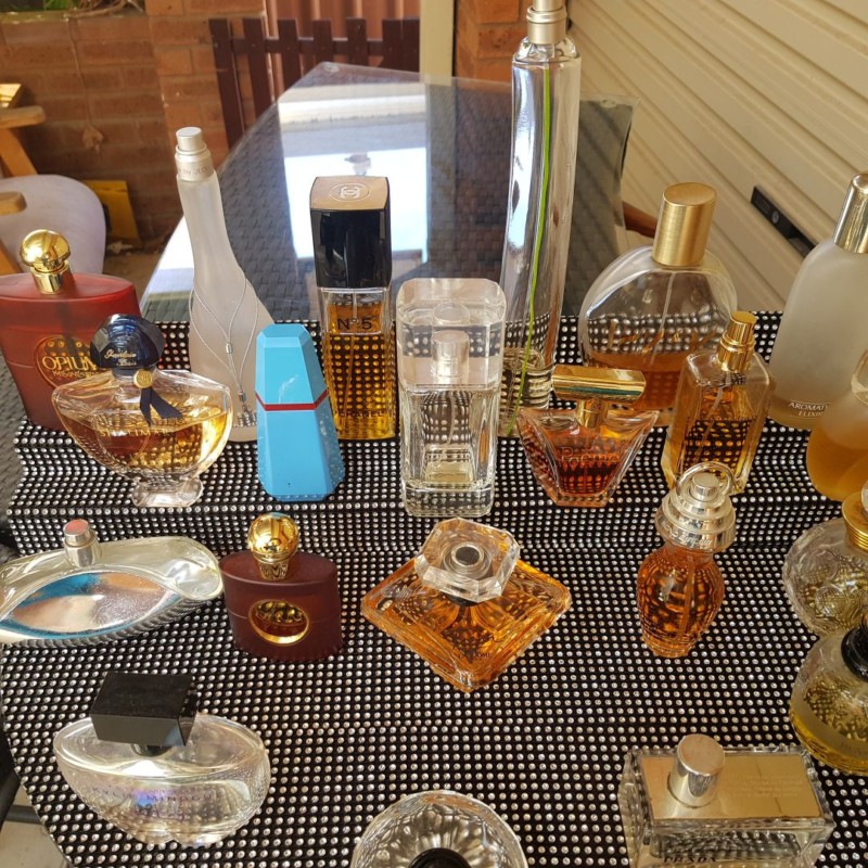Sparkling perfume display stand