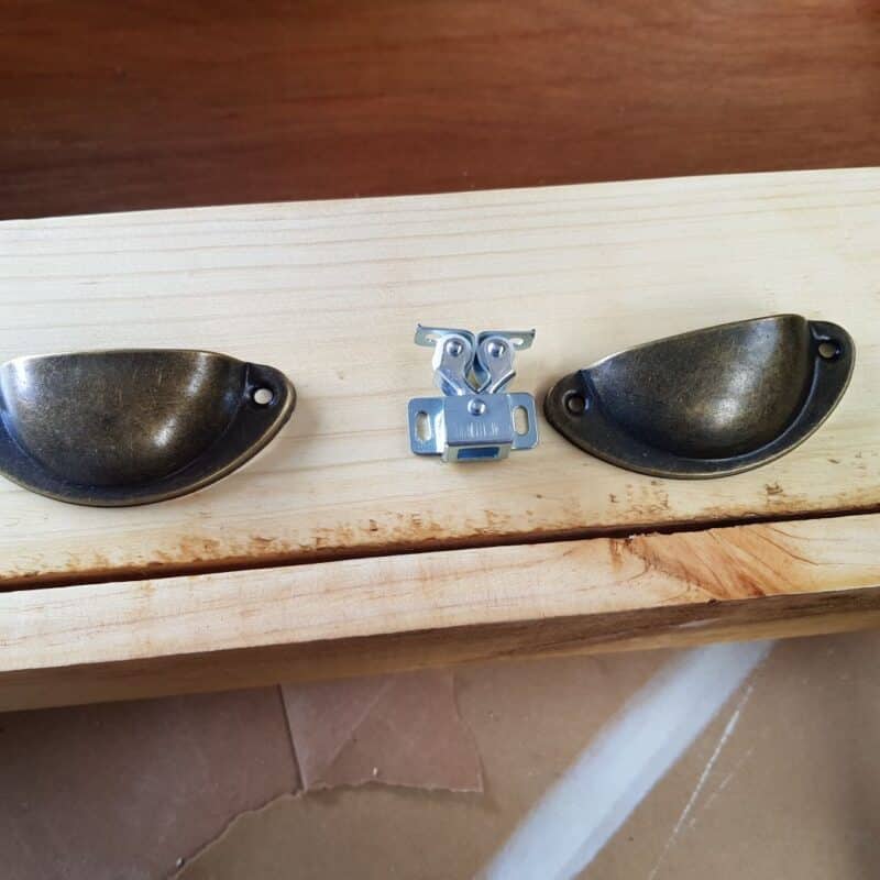 Fitting handle and catch for closing