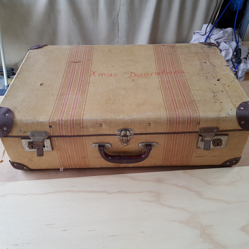 How to make a Vintage suitcase table
